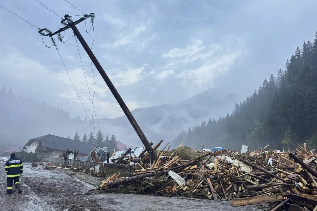 Intenzivne poplave pogodile Rumuniju, dok šumski požari bjesne širom Turske i Albanije