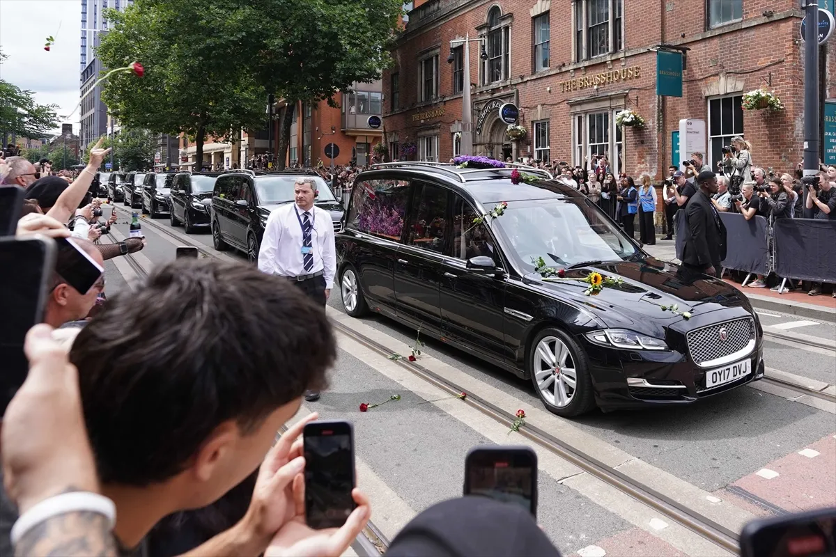 Hiljade fanova u počasnoj povorci ispratilio Ozzija Osbourna