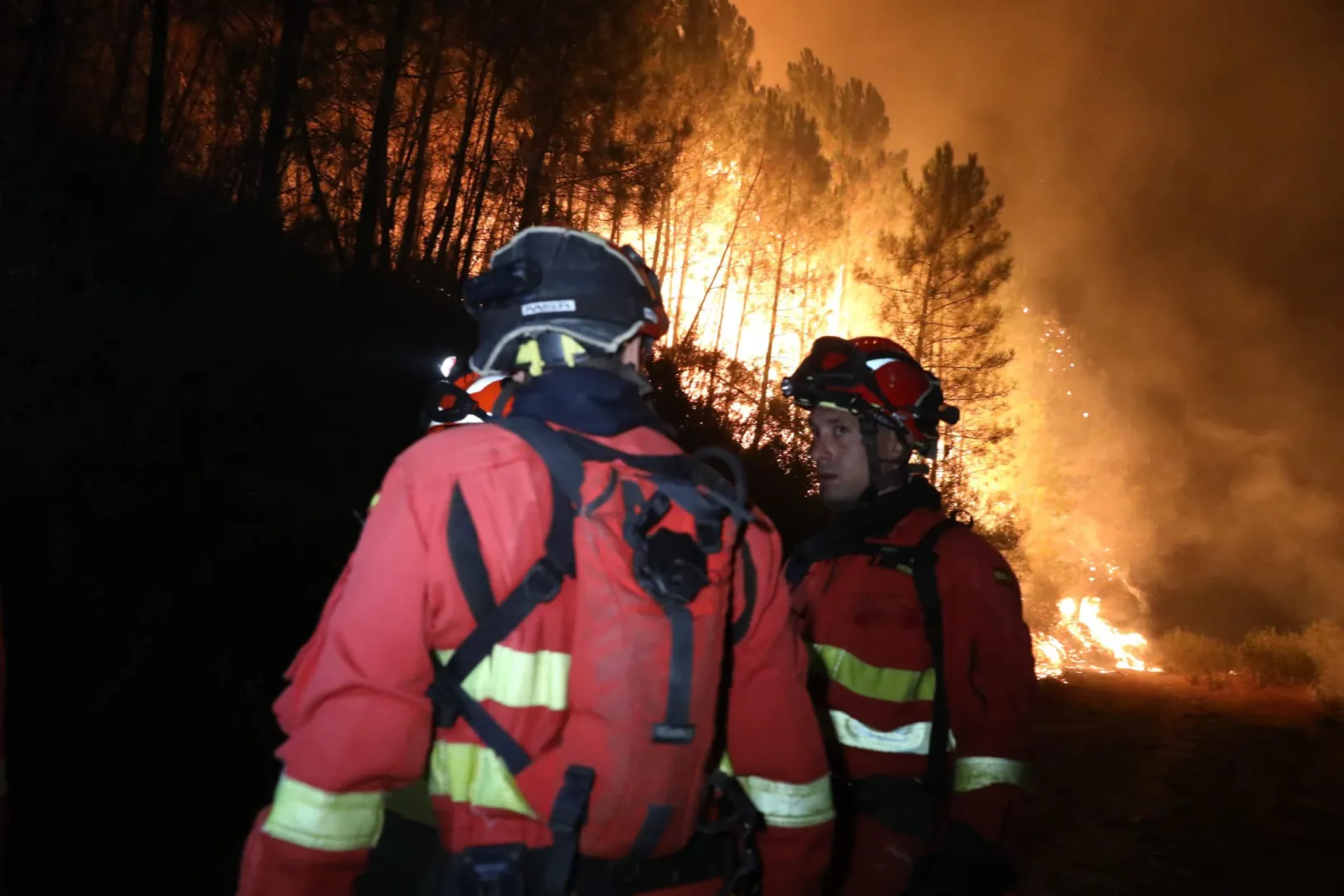Španija se bori s požarima na više frontova, dok hiljade hektara gore