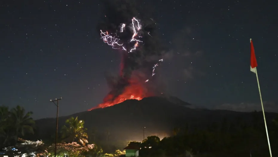 Dramatične slike iz Indonezije: Eruptirao vulkan, stub pepela visok više od 10 kilometara