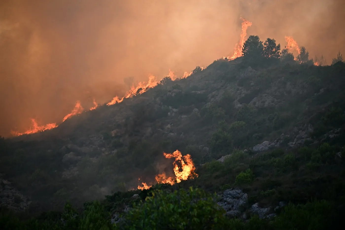 Veliki šumski požari u Francuskoj, jedna osoba nestala: "Vatra se vrlo brzo širi"