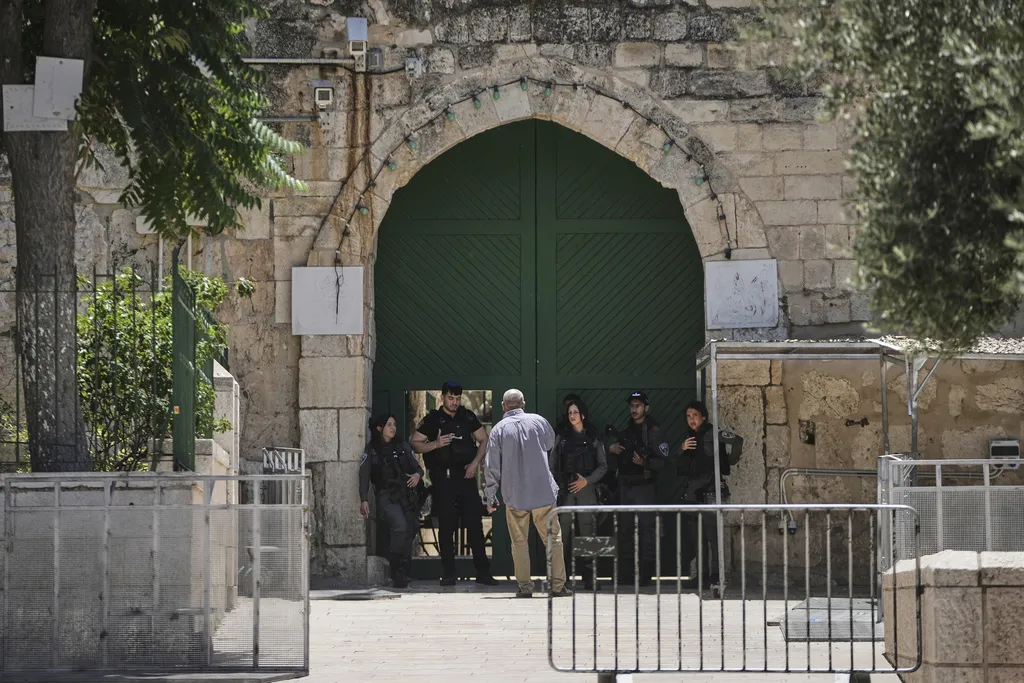 Izrael na šest mjeseci zabranio ulazak palestinskom muftiji u džamiju Al-Aksu