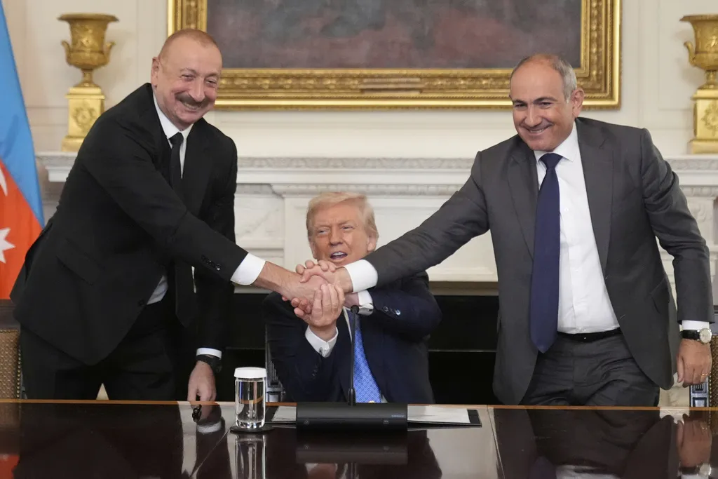 Lideri Jermenije i Azerbejdžana se rukuju, mirovni sporazm potpisan
