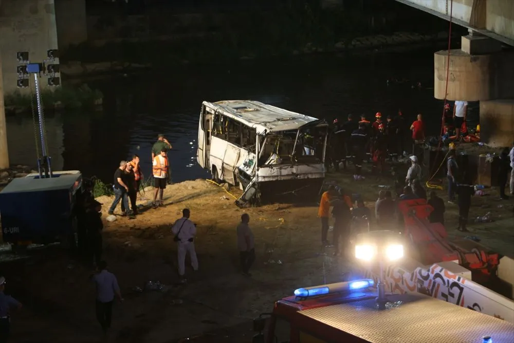 Najmanje 18 osoba se utopilo u slijetanju autobusa u rijeku u Alžiru