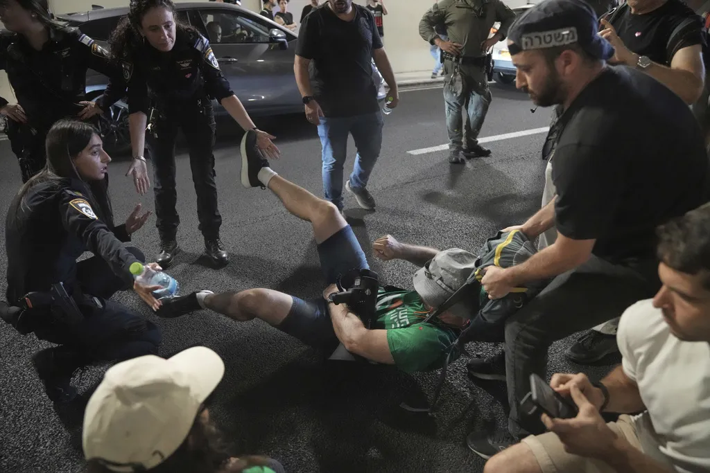 Na antivladinim protestima širom Izraela uhapšeno 25 osoba, najmanje devet u Tel Avivu