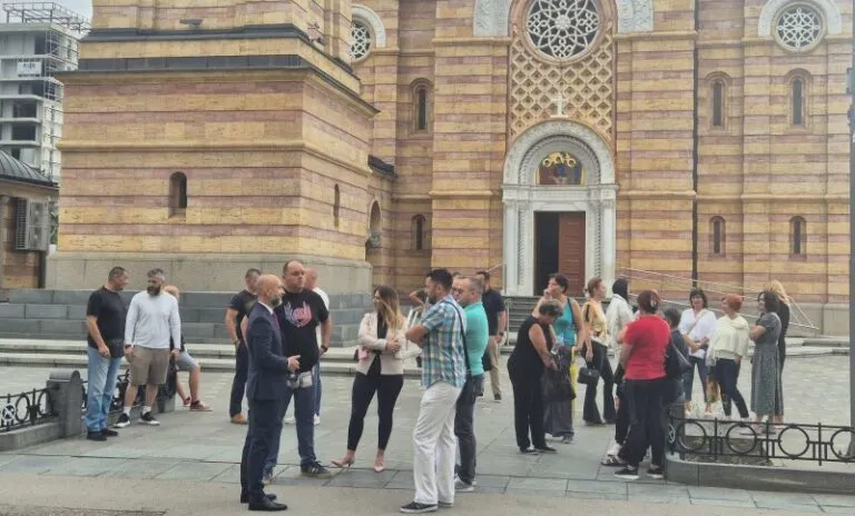 Predstavnici GOB-a ispred Gradske uprave Banjaluka: Traže da se o bazenu raspravlja na sjednici Skupštine