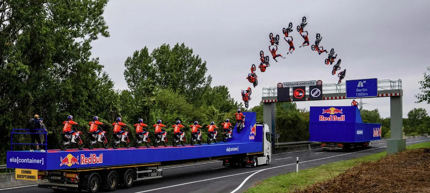 Luc Ackermann motociklom skočio s kamiona na kamion u pokretu