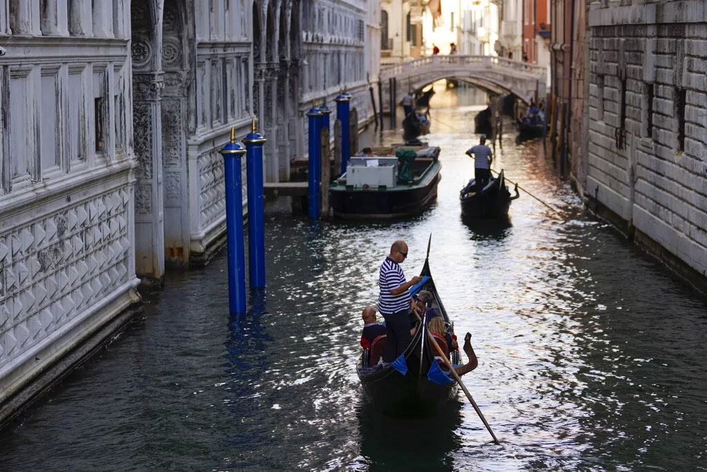 Gondolijeri zaranjaju duboko kako bi povratili ljepotu Venecije