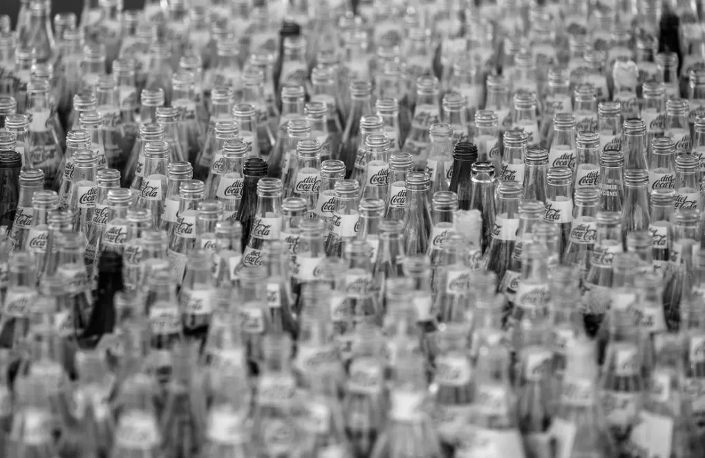 Test u Francuskoj: Više mikroplastike u pićima u staklenim bocama nego u plastičnim