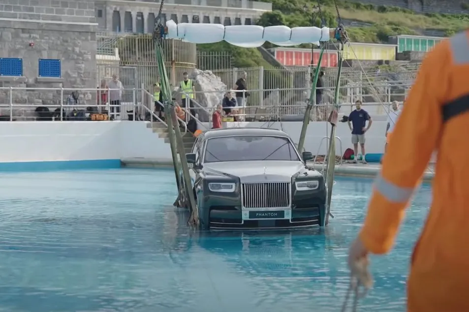 Rolls-Royce završio u bazenu kao omaž rok legendi