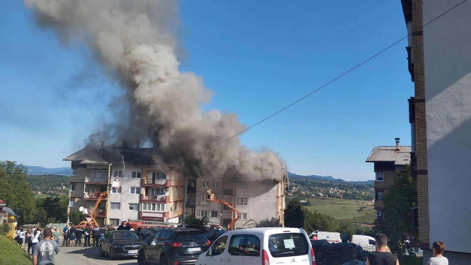 Gore dvije zgrade u Vlasenici, stanari evakuisani