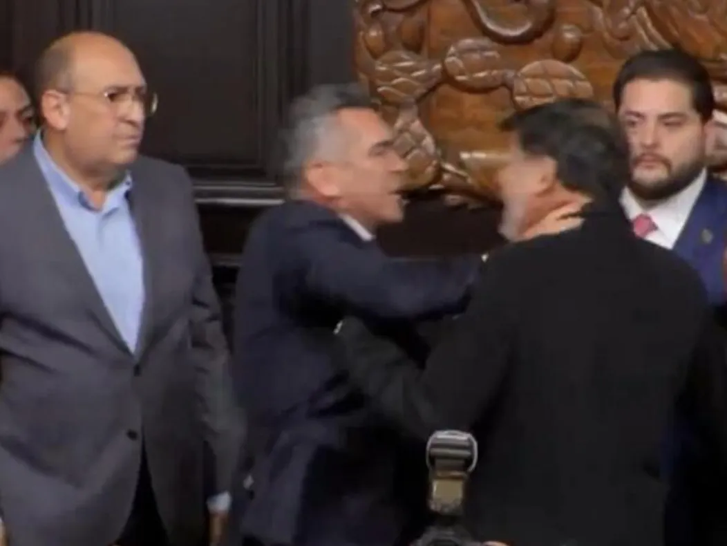 Fizički obračun u meksičkom senatu: Šef opozicije bacio senatora na pod