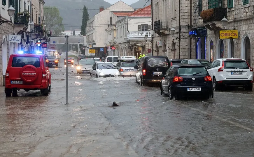 Nevrijeme u BiH: Voda poplave ulice u Trebinju i Mostaru, upozorenje na opasnost od odrona
