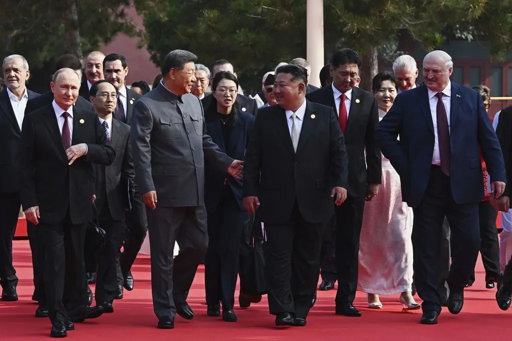 Xi Jinping poručio da se svijet suočava s 'izborom rata ili mira', na vojnoj paradi mu se pridružili Putin i Kim Jong-un
