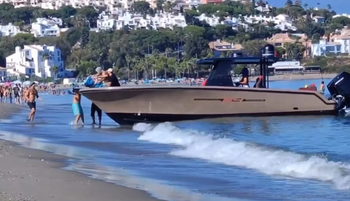 Šverceri usred dana iskrcali drogu na plaži punoj turista u Španiji