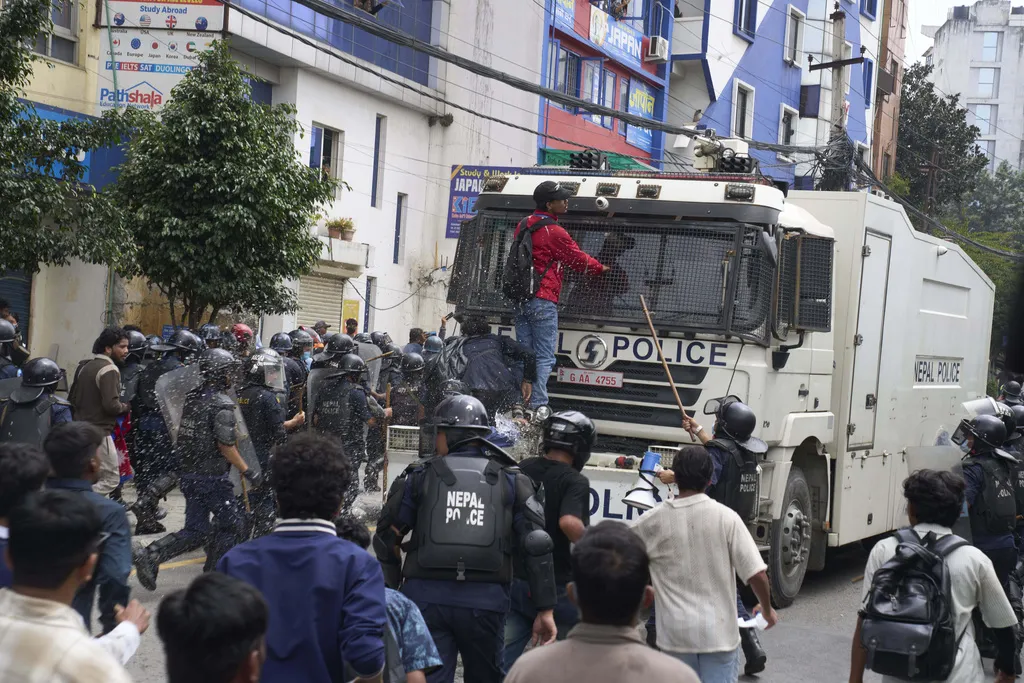 Vlada zabranila društvene mreže u Nepalu: Sukob policije i demonstranata, 19 nastradalih
