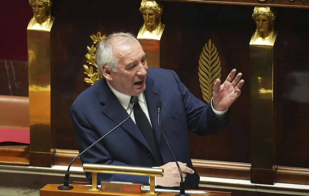Francuska vlada pala nakon što je premijer izgubio povjerenje