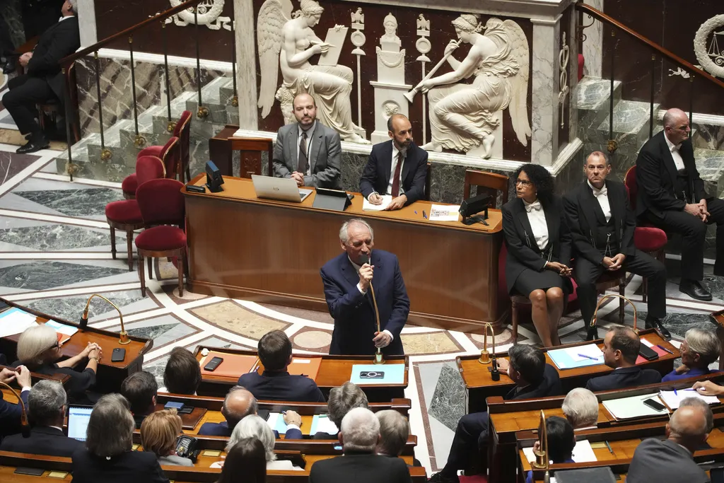 Slavlje na ulicama Francuske nakon pada vlade Bayroua