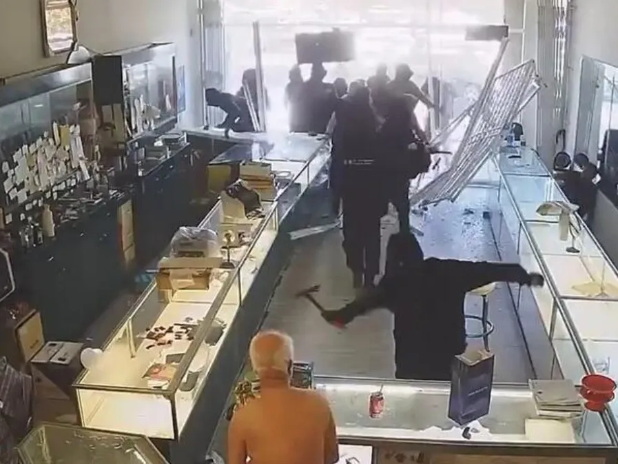 Pljačka u Kaliforniji: Desetak razbojnika upalo u zlataru