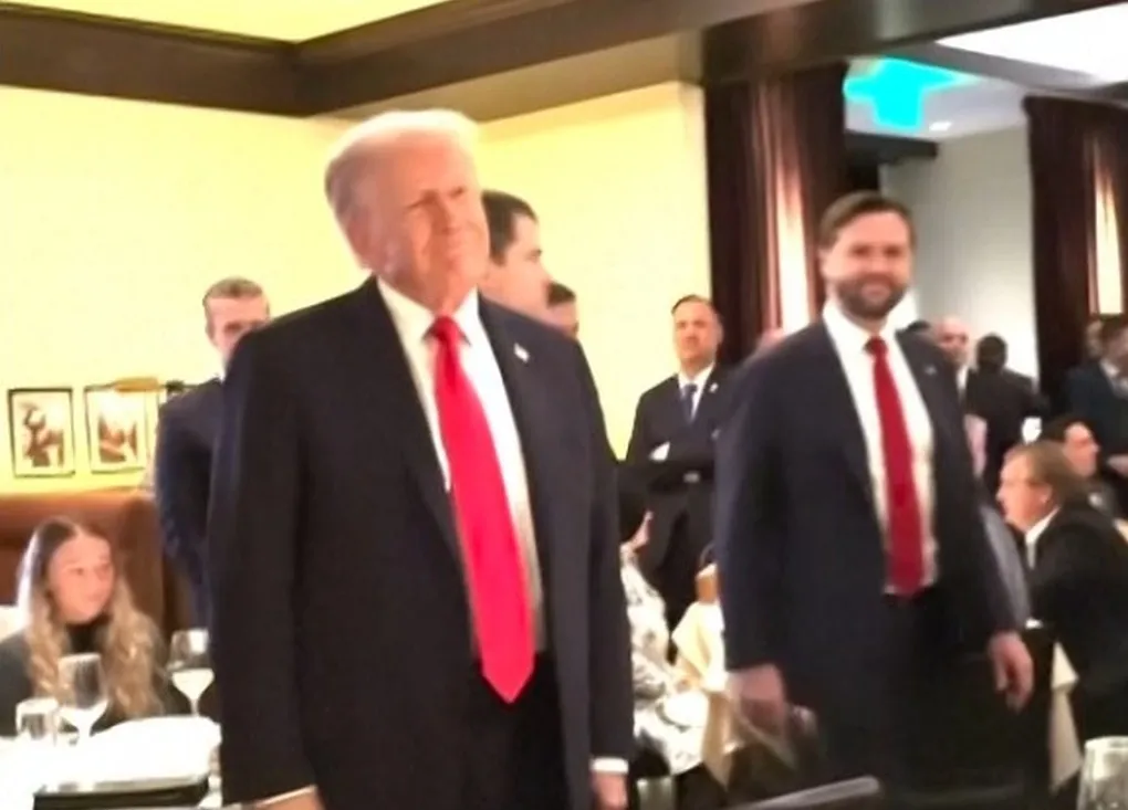 Trumpa na večeri dočekali demonstranati, poručili mu "Slobodna Palestina! Trump je Hitler našeg vremena!"