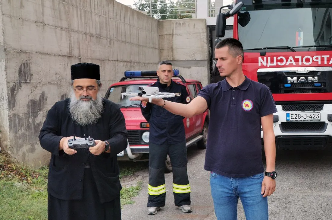Iguman manastira Svetog Nikole donirao dron vatrogascima u Petrovu