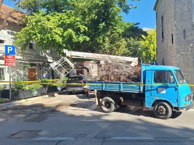Dva radnika povrijeđena prilikom pada sa dizalice u Trebinju