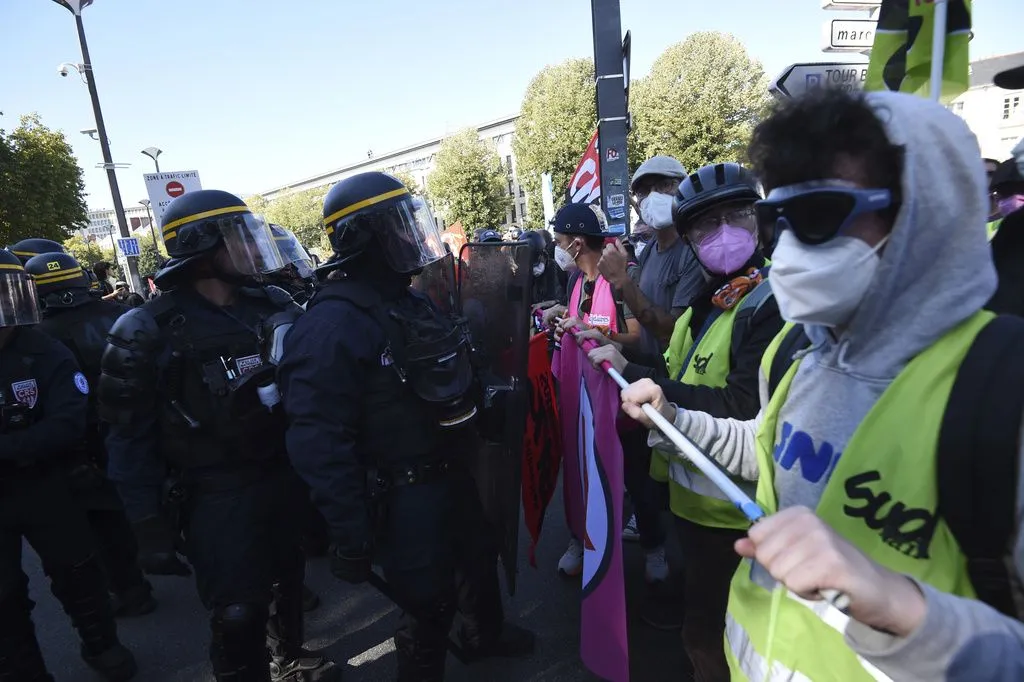 Haos u Francuskoj: Policija rastura blokade, izašla i žandarmerija