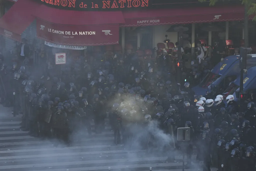 Sukobi u Parizu na demonstracijama protiv Macronove vlade