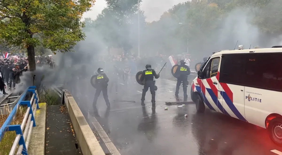 Demonstracije u hagu zbog imigracione politike: Zapaljena policijska kola, bačen suzavac