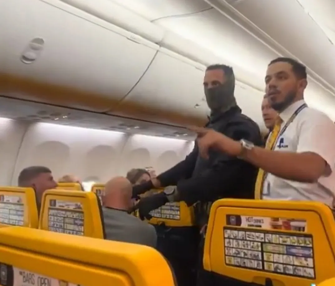 Drama na letu: Pijani muškarac pokušao otvoriti vrata aviona