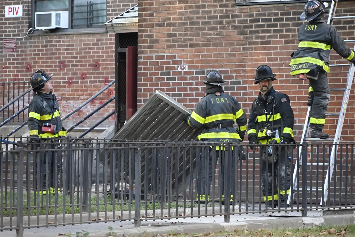 Urušila se višespratna zgrada u New Yorku, spasilačke službe na terenu