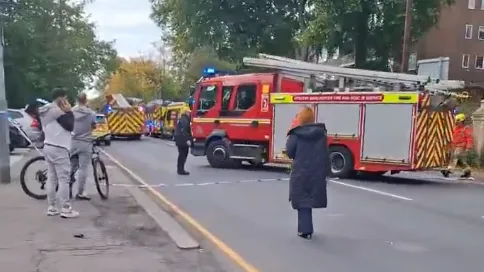 Zabio se autom u ljude pred sinagogom u Manchesteru pa ih krenuo bosti nožem