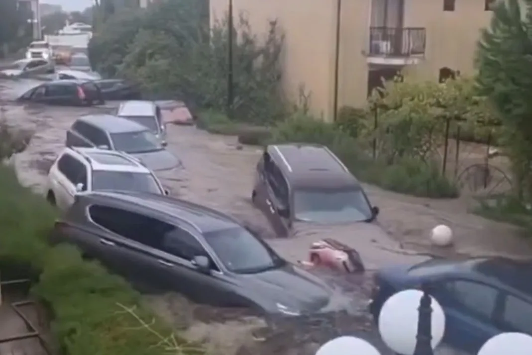Poplave u Bugarskoj: Četvoro mrtvih, voda nosi automobile niz ulice