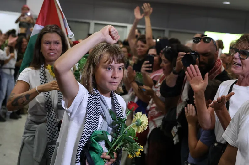 Greta Thunberg nakon oslobađanja poručila da je bila pretučena i prisiljena poljubiti izraelsku zastavu