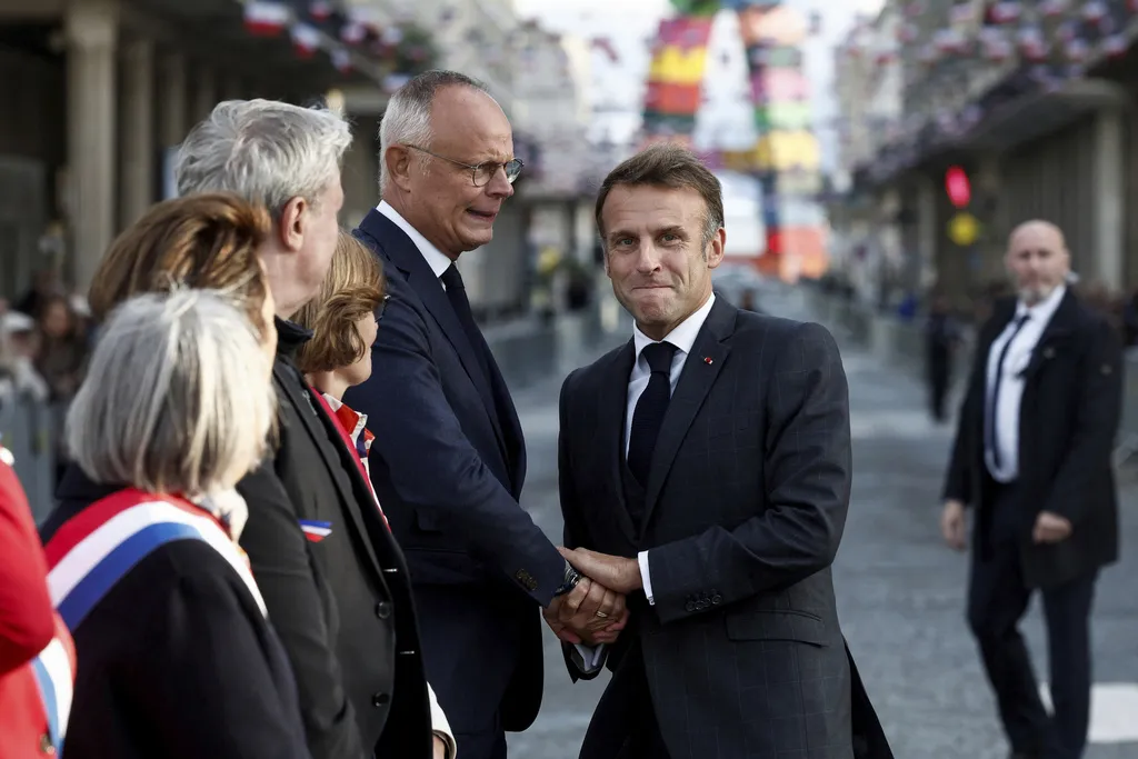 Bivši francuski premijer kaže da bi Macron trebao podnijeti ostavku usred produbljivanja političke krize