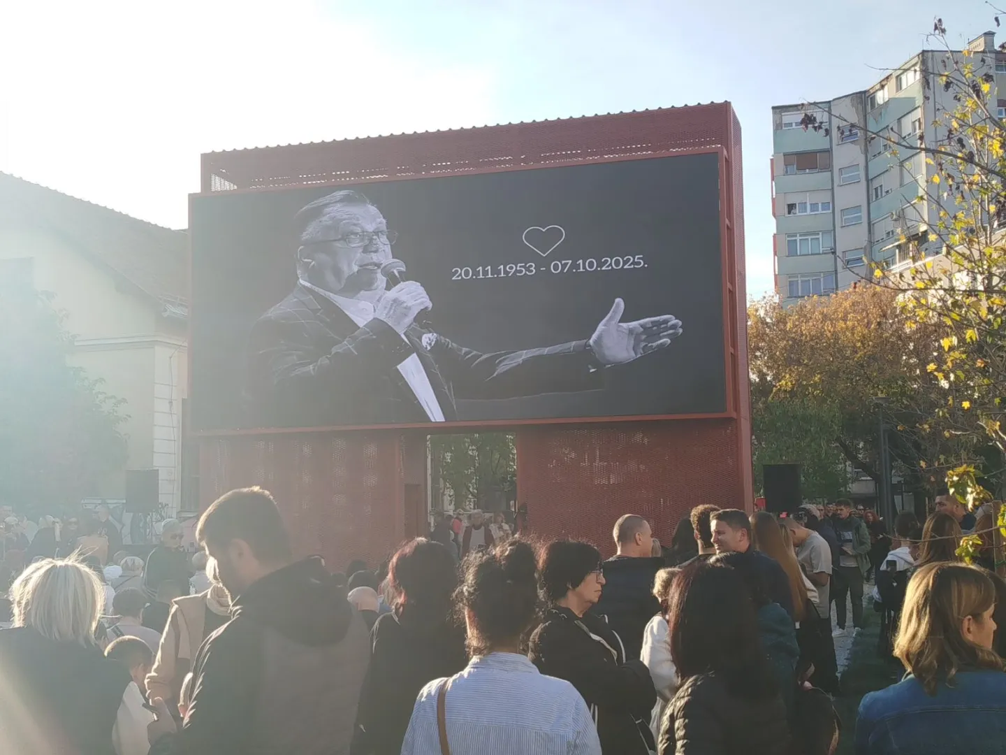 Halid Bešlić ujedinio sve: Građani mnogih gradova odaju počast legendi