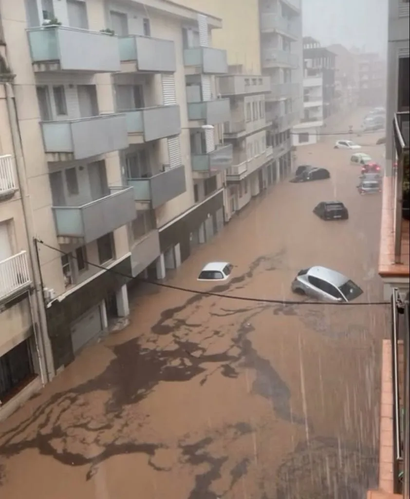 Veliko nevrijeme u Španiji: Upaljen crveni alarm, poplave nose sve pred sobom