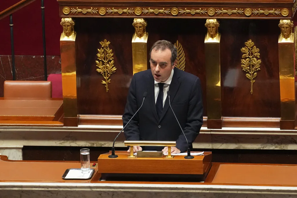 Francuski premijer predlaže suspenziju zakona o starosnoj granici za penzionisanje do izbora 2027.