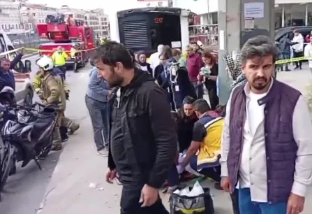 Turska: Autobus udario u stanicu punu ljudi