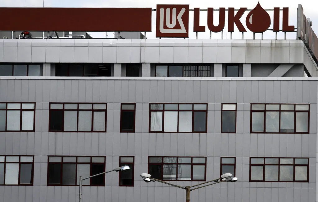 Velika Britanija uvela sankcije ruskim kompanijama Lukoil i Rosnjeft