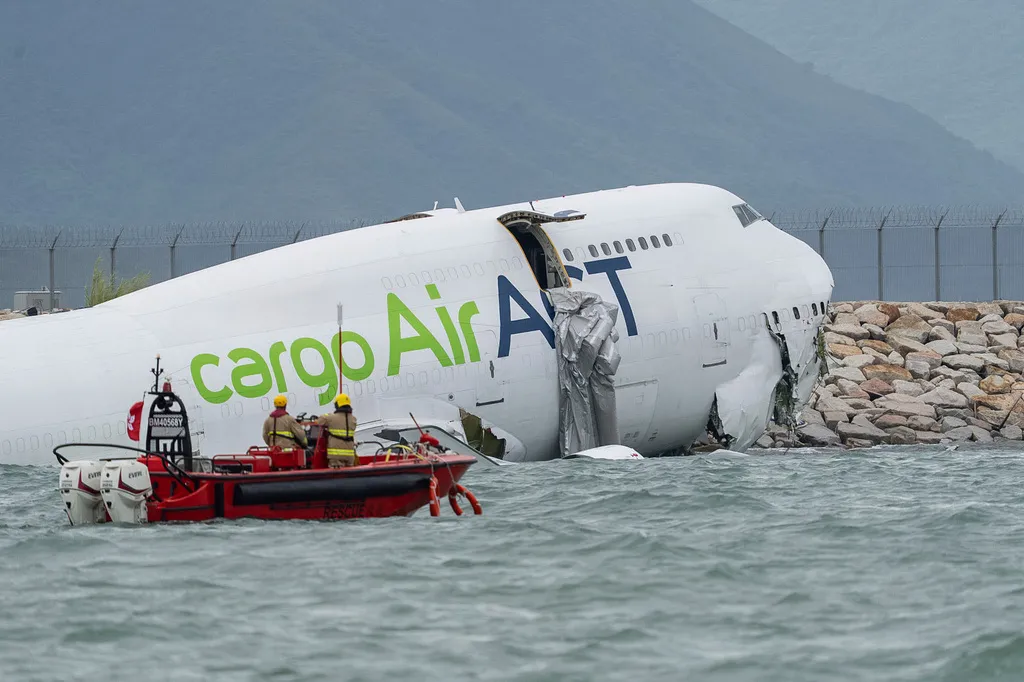 Avion udario u vozilo obezbjeđenja aerodroma u Hongonkgu, dvije osobe poginule