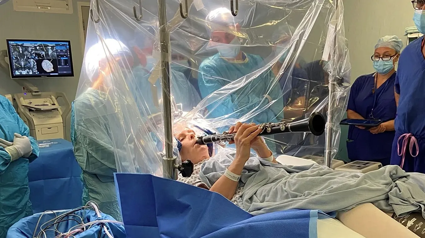 Britanka svirala klarinet tokom operacije mozga kako bi ublažila simptome Parkinsonove bolesti