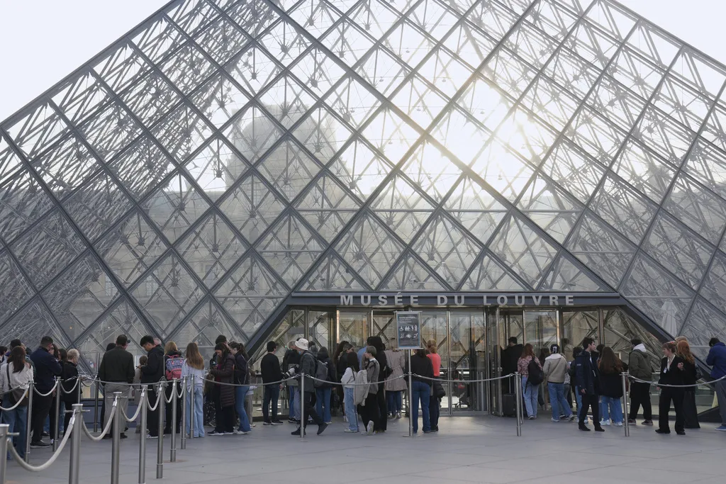 Muzej Louvre ponovo otvoren nakon krađe nakita vrijednog 88 miliona eura
