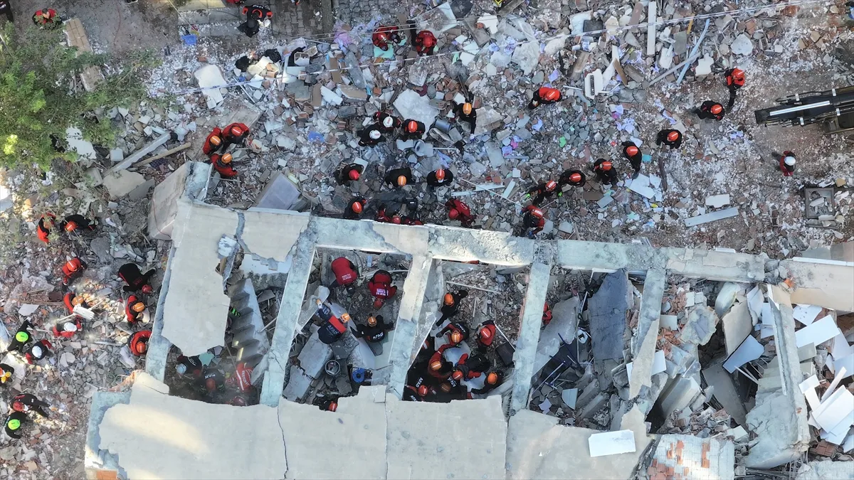 Spasioci tragaju za pet nestalih osoba nakon urušavanja sedmospratnice u Turskoj