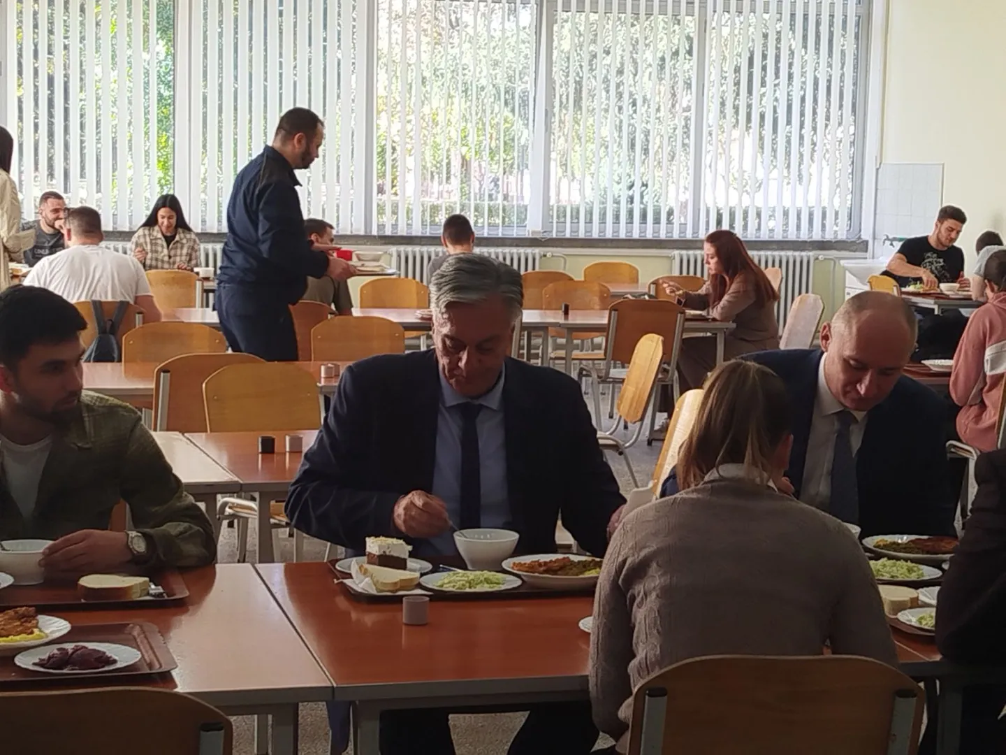 Ministar Karan ručao sa studentima u menzi u Banjaluci