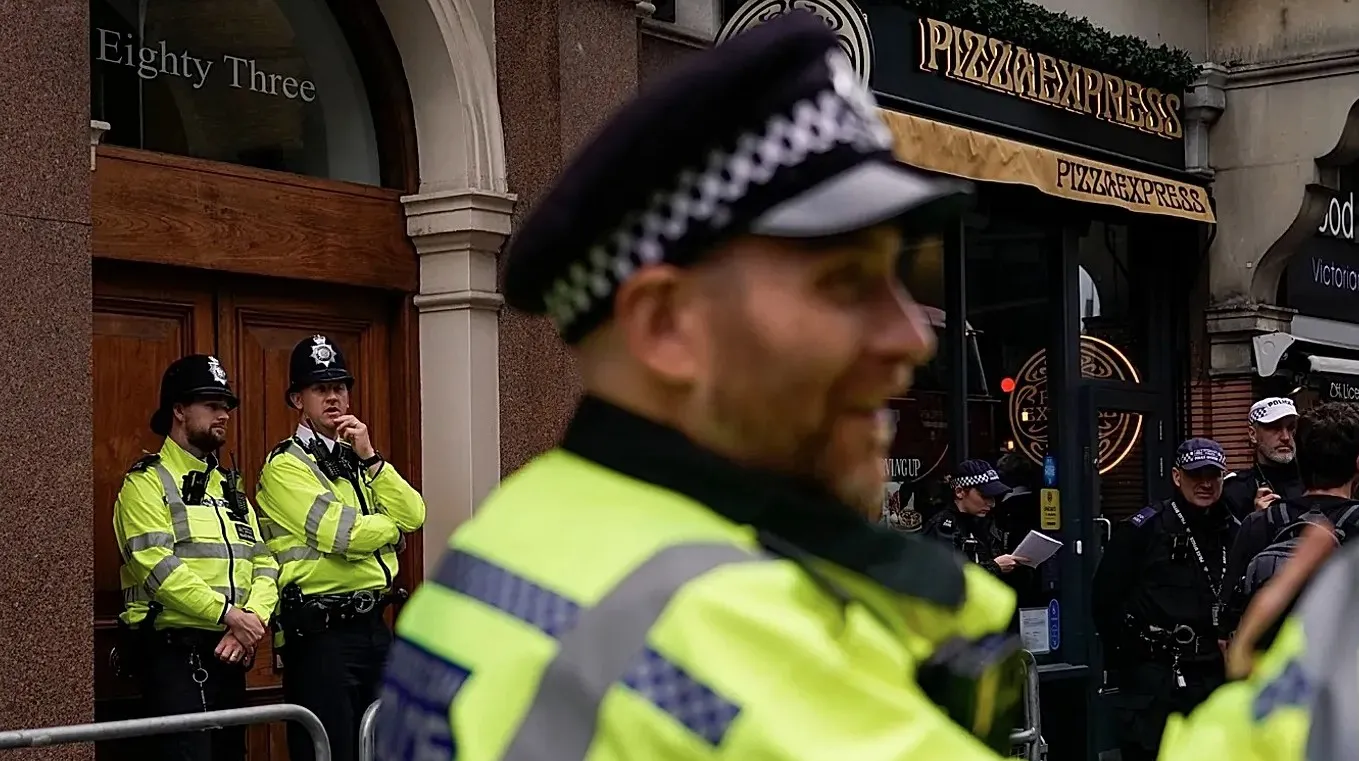 Britanska policija traga za još dvojicom pogrešno puštenih zatvorenika nekoliko dana nakon što su uvedene nove mjere