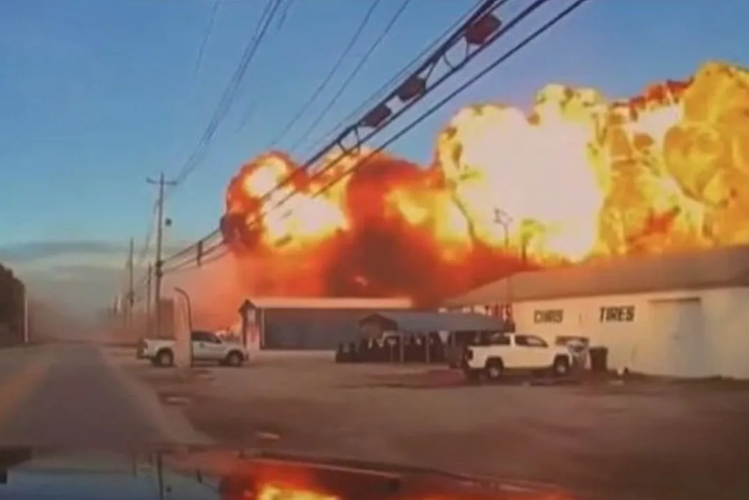 Raste broj žrtava nakon pada aviona na prodavnicu u SAD-u: Pokušavaju identificirati poginule, među njima su kupci