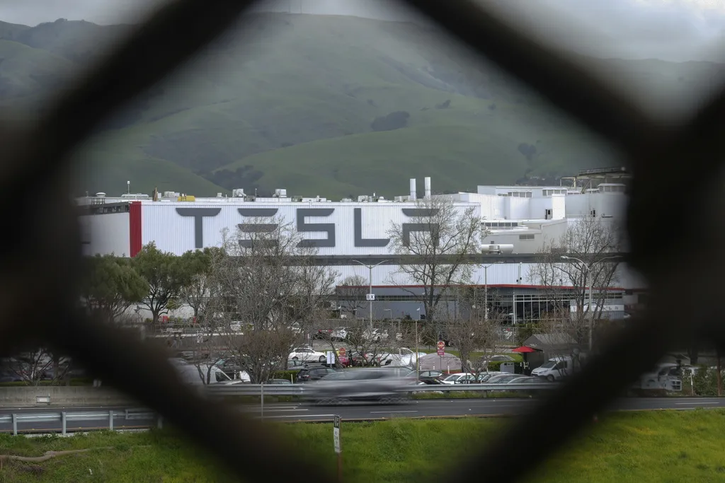 Dioničari Tesle odobrili paket isplate od bilion dolara za Elona Muska