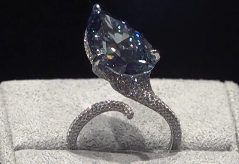 Plavi dijamant prodat na aukciji za više od 25 miliona dolara