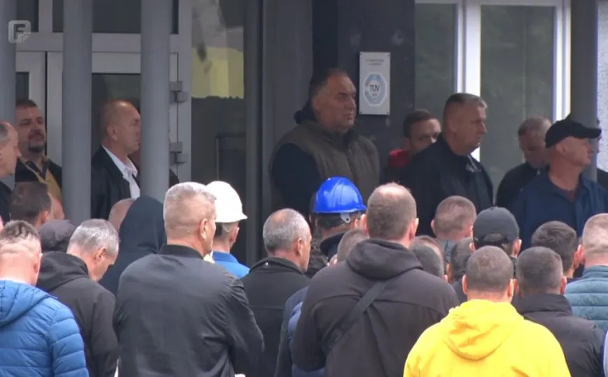 Radnici Koksare ispred Gradske uprave čekaju odluku o svojoj sudbini: "Ne tražimo milostinju"